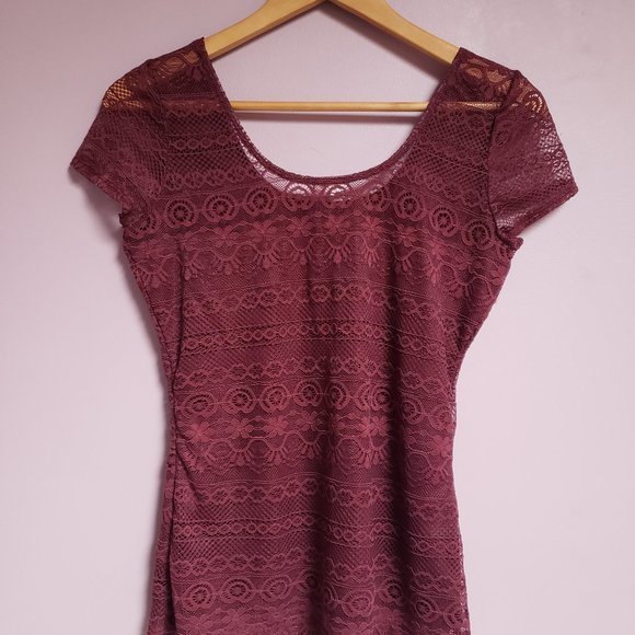 Garage Women's  Burgundy Lace Top Size Medium - Pre-Worn - Picture 4 of 4